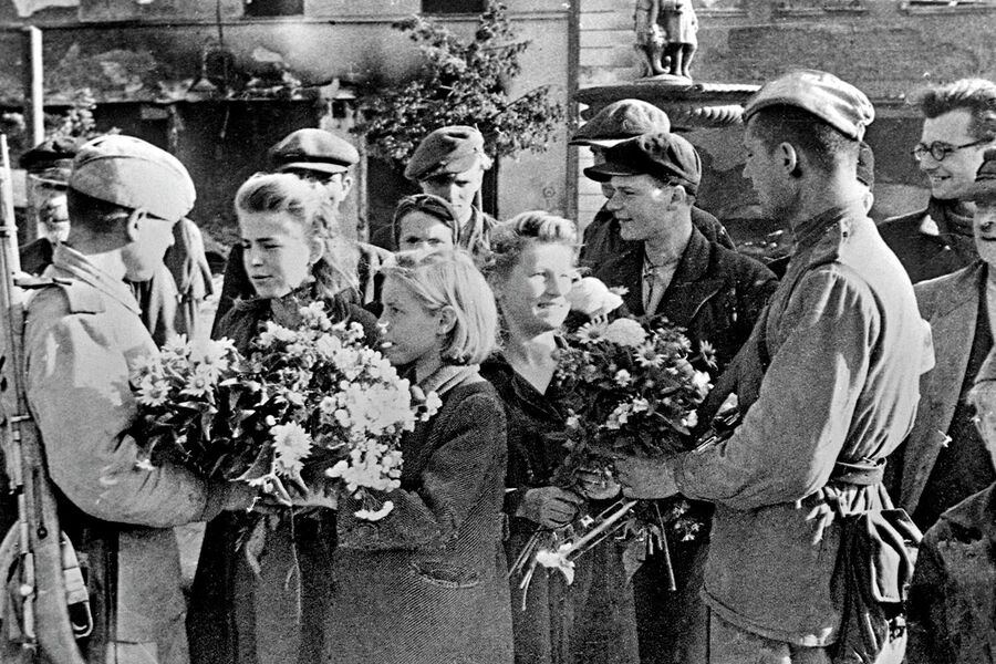 Начало мая 1945 года – в результате Пражской наступательной операции советские войска освободили Чехословакию. Жители  встречает цветами советских воинов