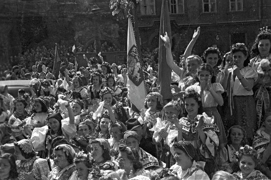 Население Праги приветствует советских воинов-освободителей. Великая Отечественная война 1941-1945 годов