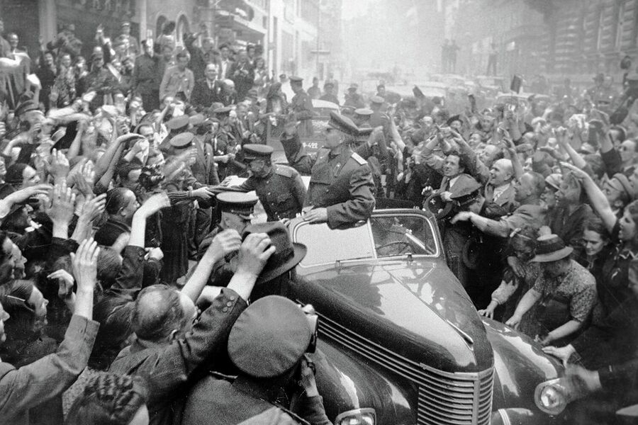 Жители Праги радостно встречают советских воинов освободителей, во главе которых маршал Иван Конев