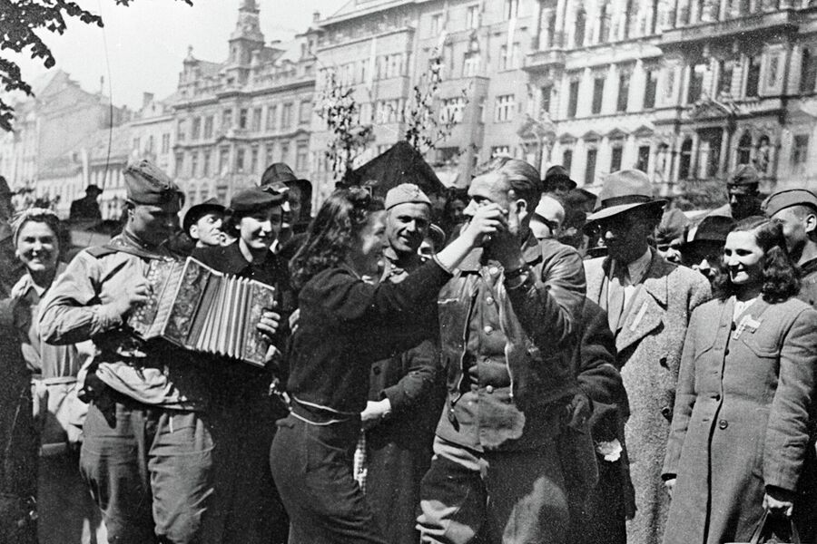 Советские воины и жители города празднуют освобождение Праги на Вацлавской площади