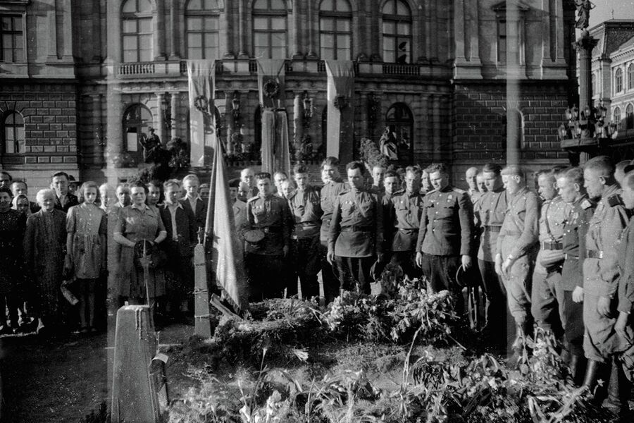 Советские солдаты и офицеры стоят у могилы советских танкистов, погибших при освобождении Праги.