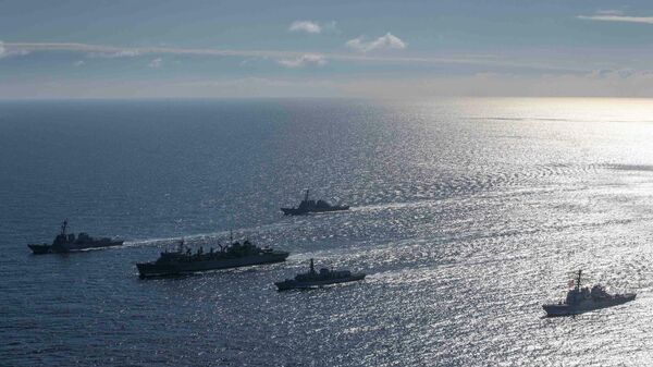 Эсминцы ВМС США Портер, Дональд Кук и Франклин Рузвельт, корабль поддержки USNS Supply и британский фрегат Кент во время учений в Баренцевом море. 5 мая 2020