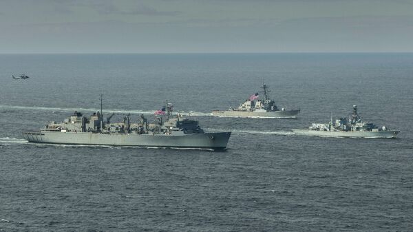 Эсминец ВМС США Портер, корабль поддержки USNS Supply и британский фрегат Кент во время учений в Баренцевом море. 5 мая 2020 