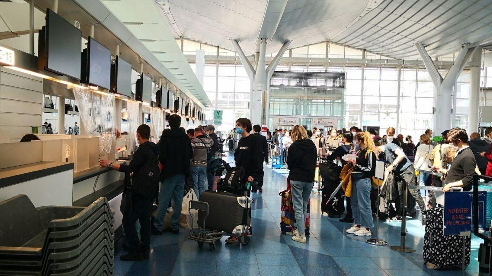 Россияне регистрируются на вывозной рейс в аэропорту Токио - РИА Новости, 1920, 01.12.2021
