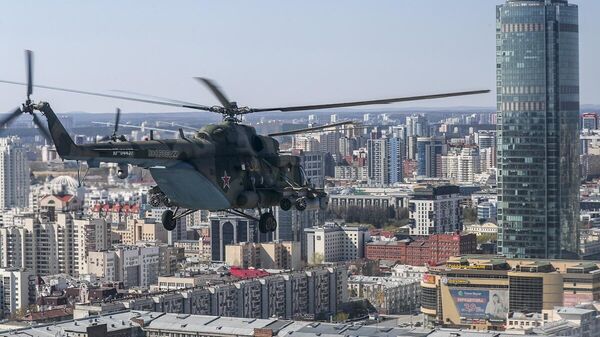 Вертолет ВВС России во время первой тренировки пролета авиации над Екатеринбургом