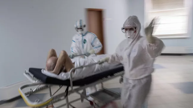 Врачи и пациент госпиталя для зараженных коронавирусной инфекцией COVID-19 центра МГУ имени М. В. Ломоносова