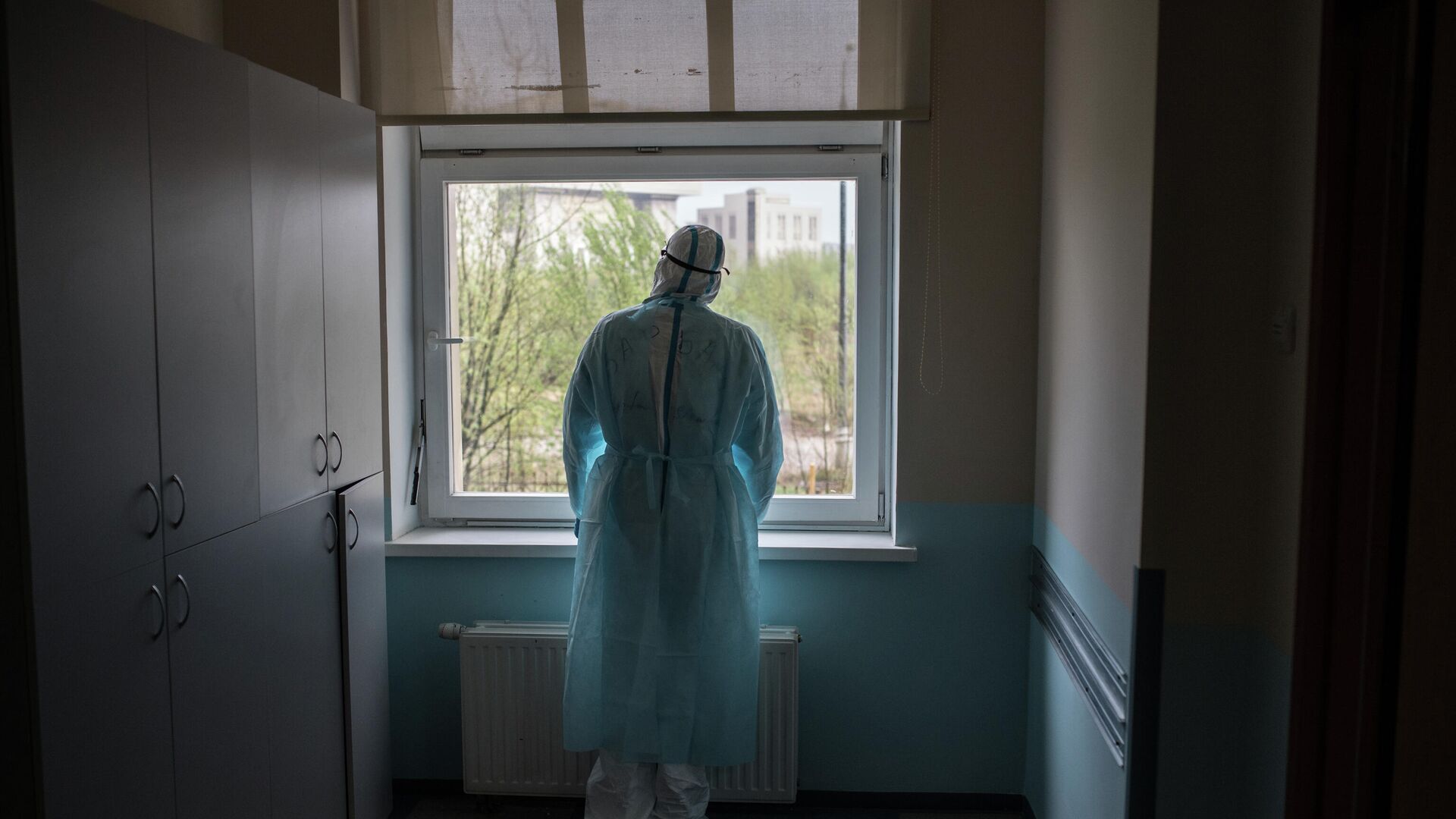 Врач госпиталя для зараженных коронавирусной инфекцией центра МГУ имени М. В. Ломоносова Врач госпиталя для зараженных коронавирусной инфекцией центра МГУ имени М. В. Ломоносова - РИА Новости, 1920, 17.07.2020