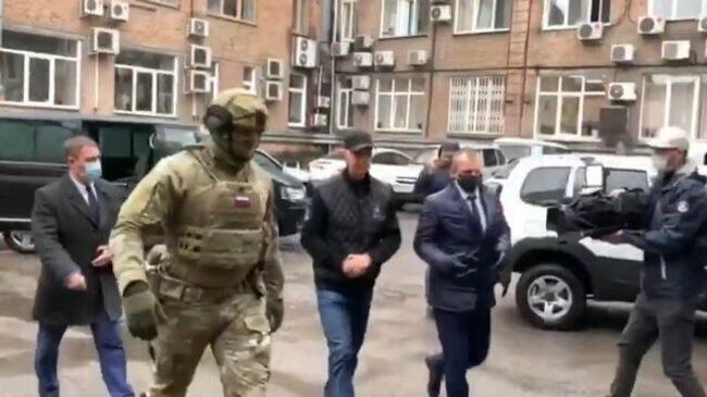 Бизнесмен Анатолий Быков доставлен на допрос. Видео СК