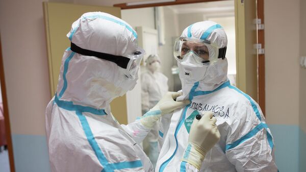 Врачи госпиталя для зараженных коронавирусной инфекцией COVID-19 в центре МГУ имени М. В. Ломоносова