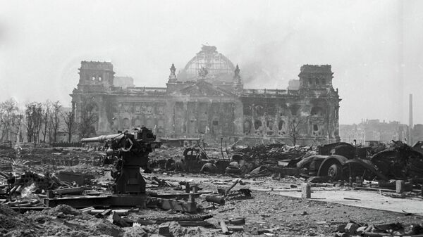 Зенитное орудие стоит у развалин Рейхстага в Берлине. Май 1945 года 