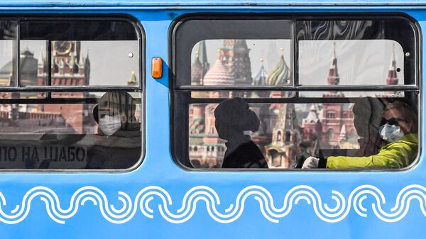 Пассажиры в защитных масках в трамвае в центре Москвы