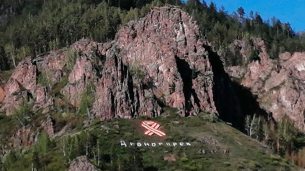 Георгиевская лента на скале: памятный знак на берегу Енисея в честь Дня Победы