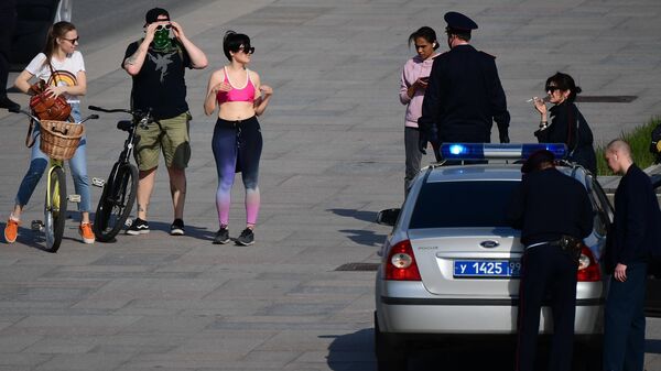 Сотрудники полиции проверяют документы у жителей, катающихся на роликах, скейтах, велосипедах по Москворецкой набережной в Москве