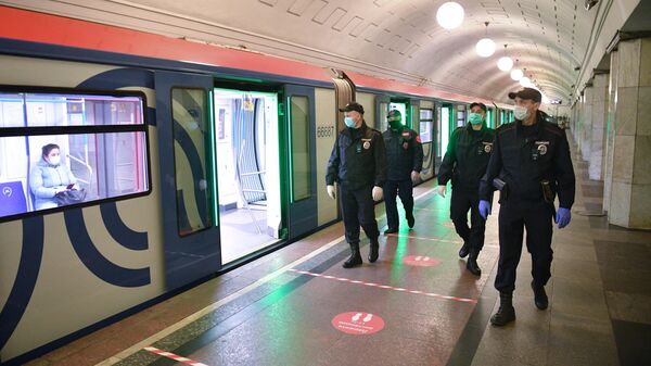 Сотрудники полиции в защитных масках на станции метро Охотный ряд