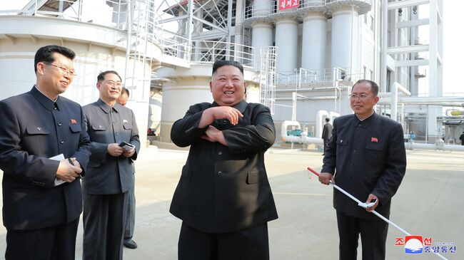Ким Чен Ын во время визита на завод удобрений к северу от Пхеньяна