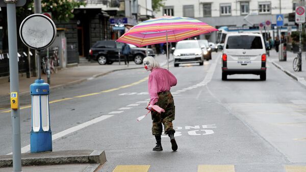 Человек в костюме клоуна на одной из улиц в Цюрихе, Швейцария
