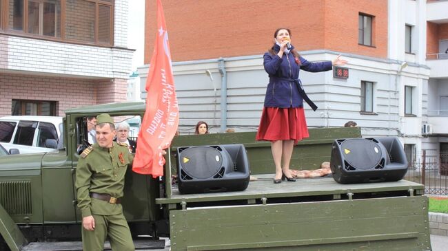 Волонтеры и артисты поздравили ветерана Великой Отечественной войны Анатолия Шевченко с Днем Победы в Барнауле