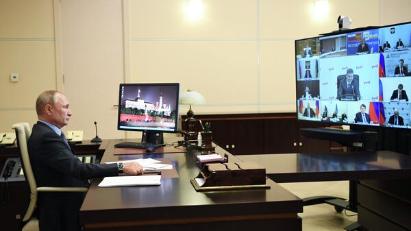 Президент РФ Владимир Путин проводит в режиме видеоконференции совещание по вопросам развития транспорта