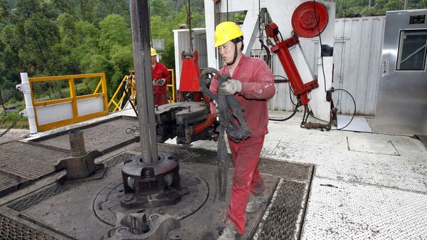 Рабочий на газовом месторождении в Китае
