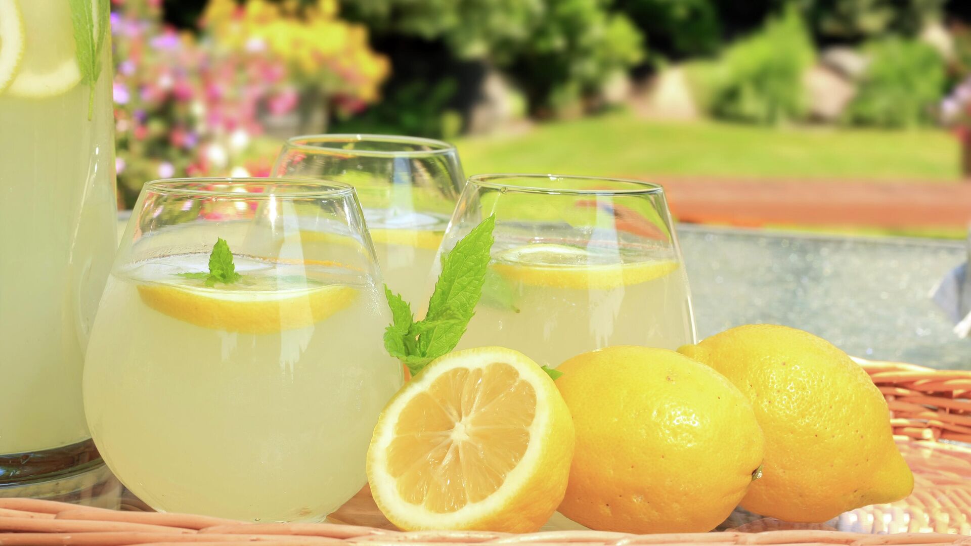 Лимонад домашний рецепт из лимона и мяты. Limonata. Лимоната. Лимонад из лимона. Домашние лимонады.
