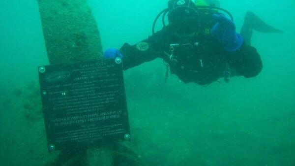 На затонувшем в Черном море военном самолете установили памятную табличку