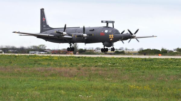 Самолет Ил-38Н идет на посадку на военном аэродроме в Ейске