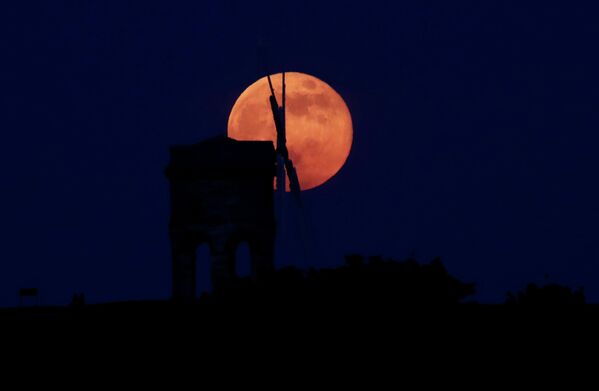 Цветочная Луна над ветряной мельнице Честертона, Англия