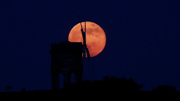 Цветочная Луна над ветряной мельнице Честертона, Англия