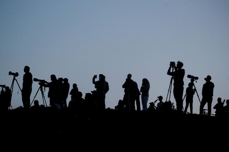 Фотографы наблюдают за цветочной Луной над Примроуз-Хилл, Лондон