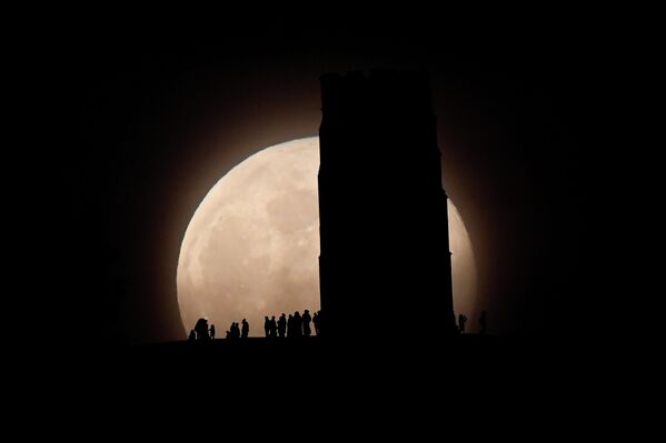 Люди наблюдают за цветочной Луной на холме Святого Михаила в Англии
