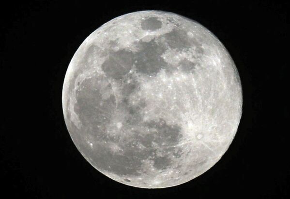 Полная Луна, также известная как суперлуние или цветочная Луна в Каире, Египет