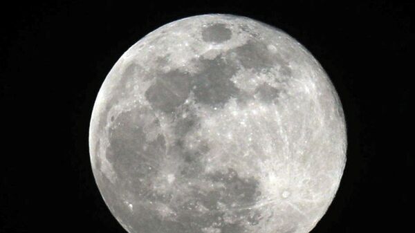 Полная Луна, также известная как суперлуние или цветочная Луна в Каире, Египет