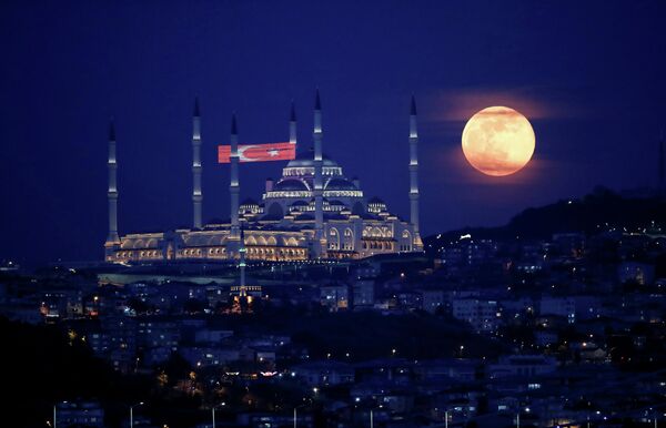 Цветочная Луна над мечетью Чамлыджа в Стамбуле, Турция