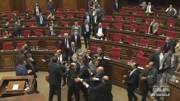 Кадры драки в парламенте Армении