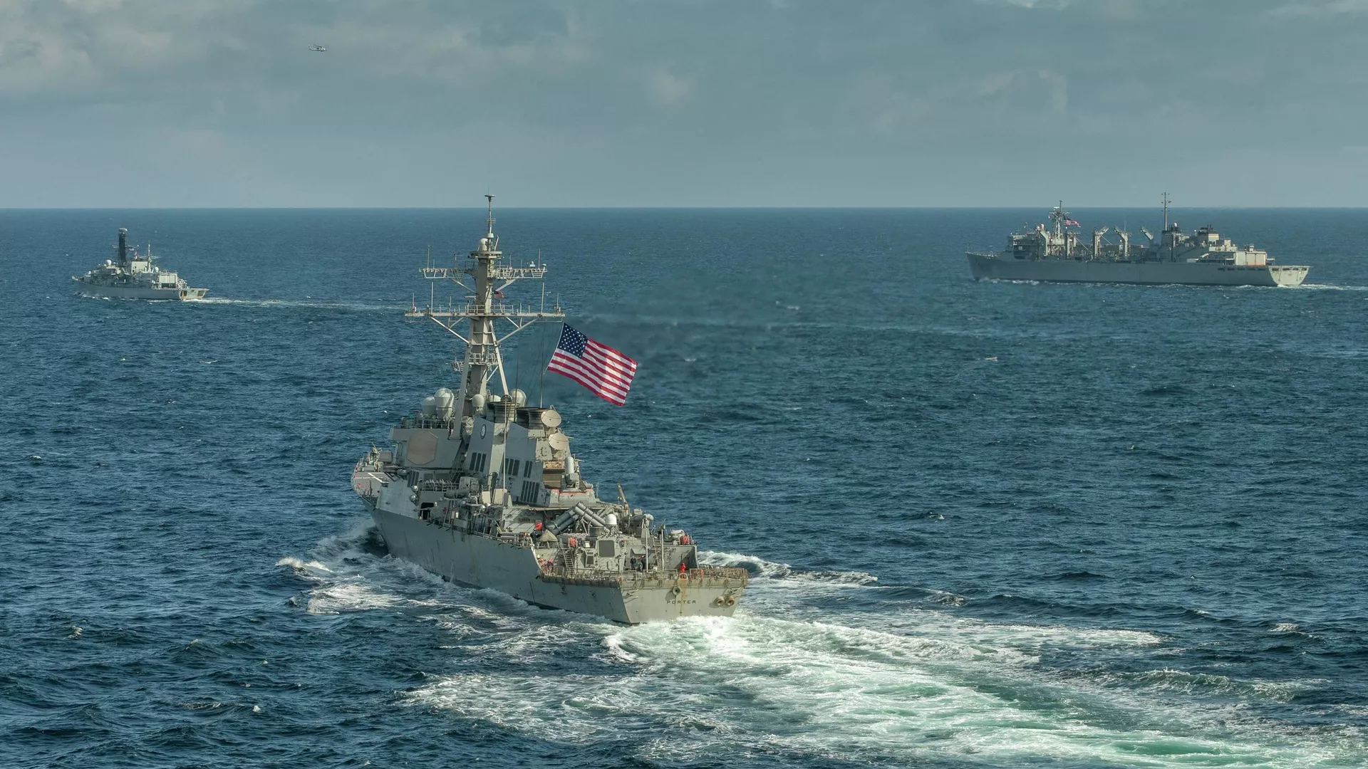 Эсминец ВМС США Портер, корабль поддержки USNS Supply и британский фрегат Кент во время учений в Баренцевом море. 5 мая 2020  - РИА Новости, 1920, 21.12.2020