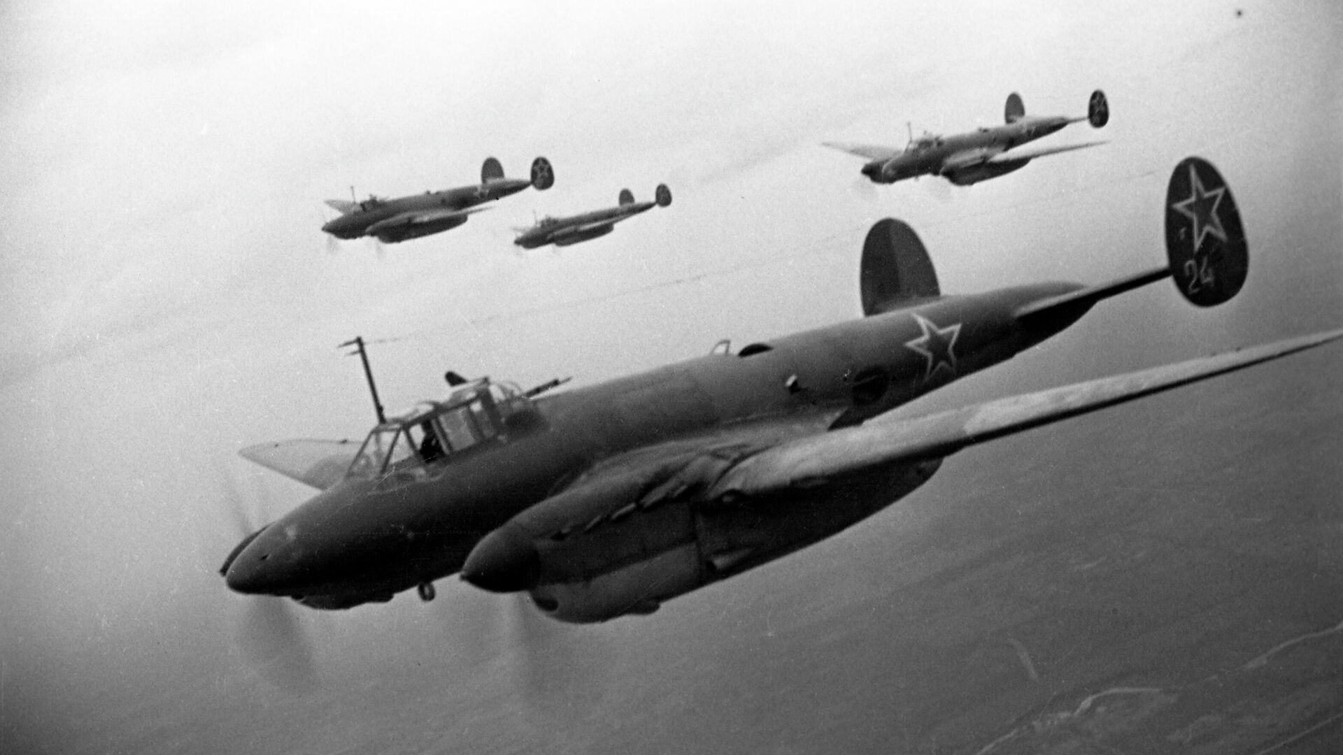 Советские бомбардировщики Пе-2 атакуют немецкие позиции  - РИА Новости, 1920, 07.05.2021
