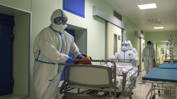 Врачи и пациент в госпитале для зараженных коронавирусной инфекцией COVID-19 ФКЦ ВМТ ФМБА РФ