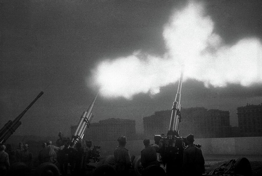 Артиллерийские расчеты салютуют воинам Советской Армии, освободившим город Киев
