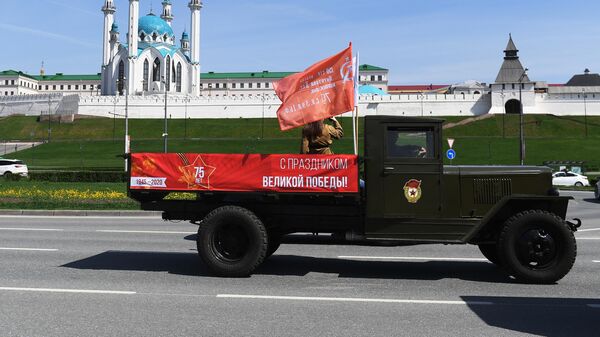 Автомобиль ЗИС-5 во время праздничного заезда военной исторической техники по улицам Казани