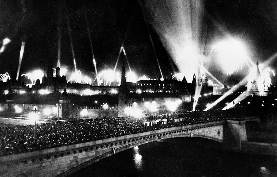 9 мая 1945 г. в ознаменование Победы над Германией в Москве был дан салют из 30 артиллерийских залпов из 1 тысячи орудий, сопровождающийся перекрестными лучами из 160 прожекторов и пуском разноцветных ракет