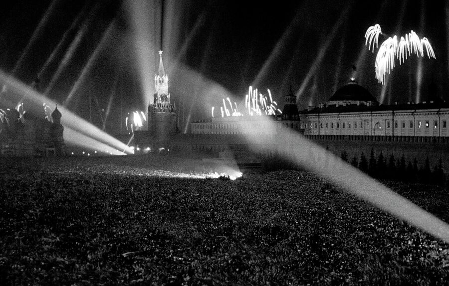  9 мая 1945 года. Салют Победы на Красной площади
