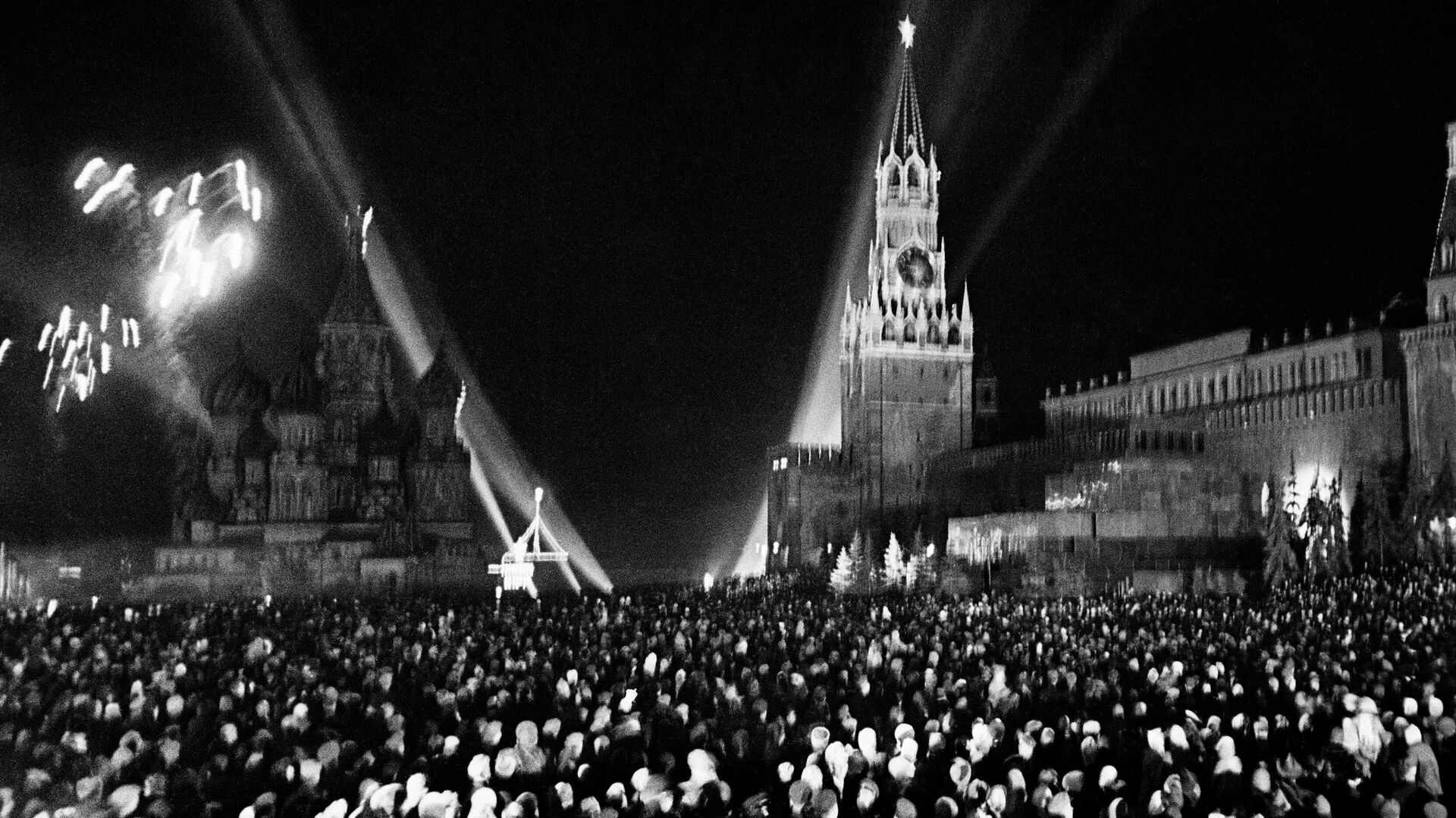 Салют на Красной площади в Москве по случаю Дня Победы 9 мая 1945 года - РИА Новости, 1920, 10.05.2020