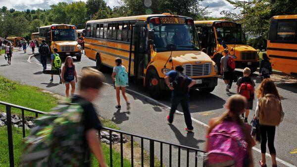 Ученики средней школы направляются к автобусам в Йорке, штат Мэн