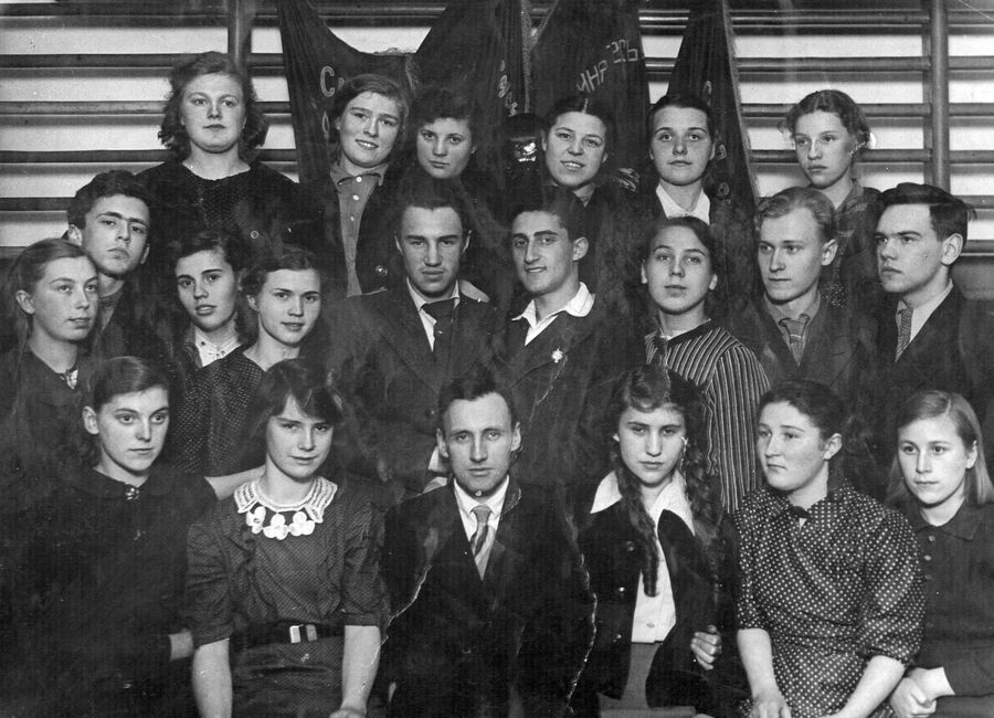 Выпускники 9-го класса школы №116 Советского района г. Москвы. Во втором ряду справа – Илья Горман. Москва, июнь 1941 г.