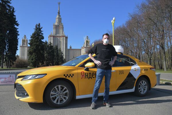 Александр Шишкин - водитель, выполняющий заказы сервиса Яндекс.Такси