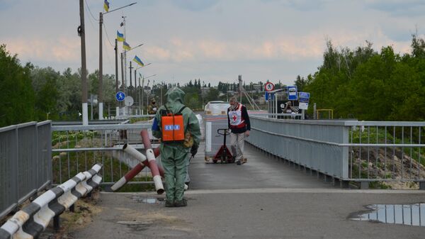 Доставка гуманитарного груза МККК для борьбы с COVID-19 на КПП Станица Луганская в ЛНР 