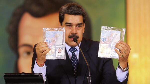 Президент Венесуэлы Николас Мадуро демонстрирует документы, изъятые после предполагаемой попытки вторжения