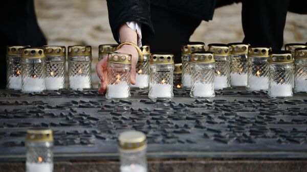 Свечи у мемориала на территории бывшего лагеря смерти Освенцим
