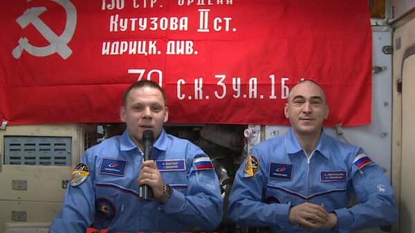 Поздравление российских космонавтов Анатолия Иванишина и Ивана Вагнера с Днем Победы