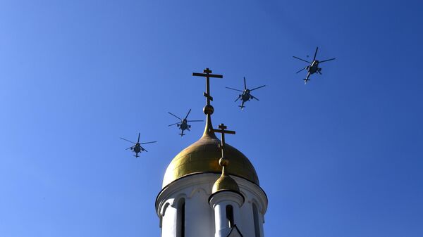 Многоцелевые вертолеты Ми-8 во время воздушного парада Победы в Новосибирске